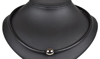 Kort halskæde i sort lammeskind med sort rhodineret kugle magnetlås. Tykkelse 4,5 mm.